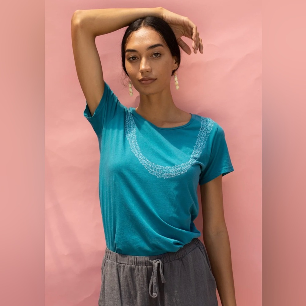 Brand new still in packaging Mahina made lei pikake shirt in Kai color. Medium